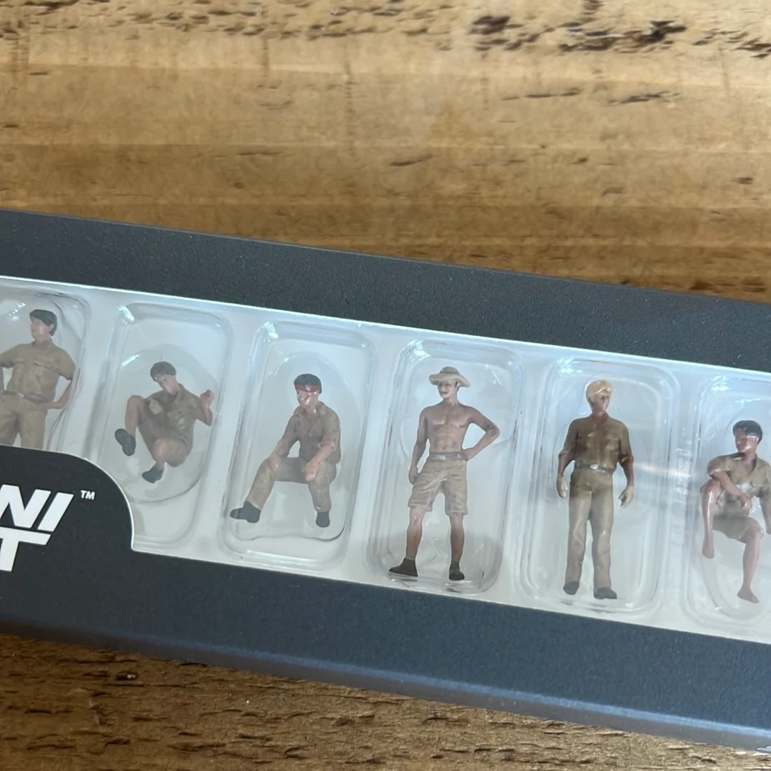 Mini GT Camel Trophy Crew 7 Figure Set - Image 3