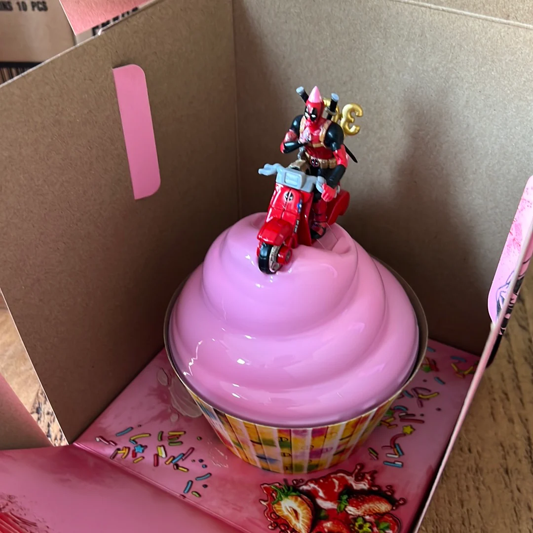 Hot Wheels SDCC Deadpool & Scooter Birthday Cake - Image 4